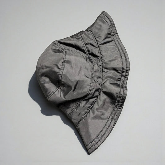 Bucket hat vintage nero look anni ’90