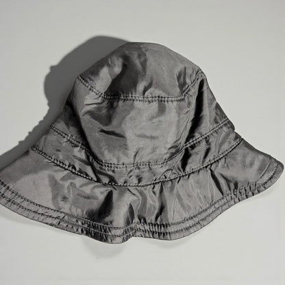 Bucket hat vintage nero look anni ’90