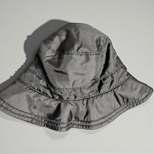 Bucket hat vintage nero look anni ’90