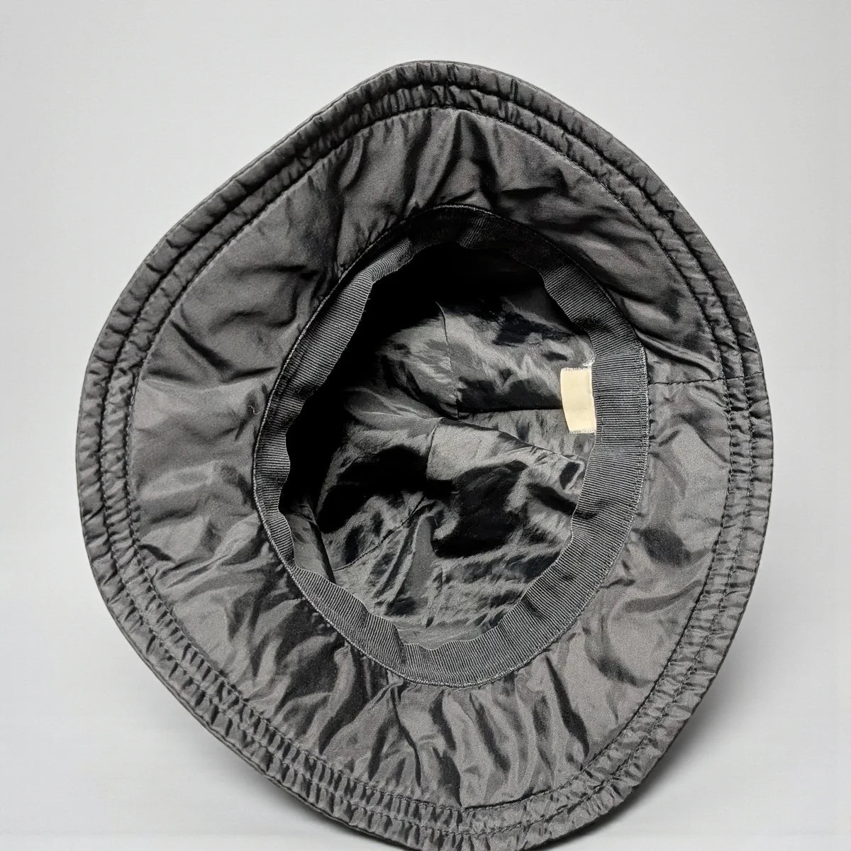 Bucket hat vintage nero look anni ’90