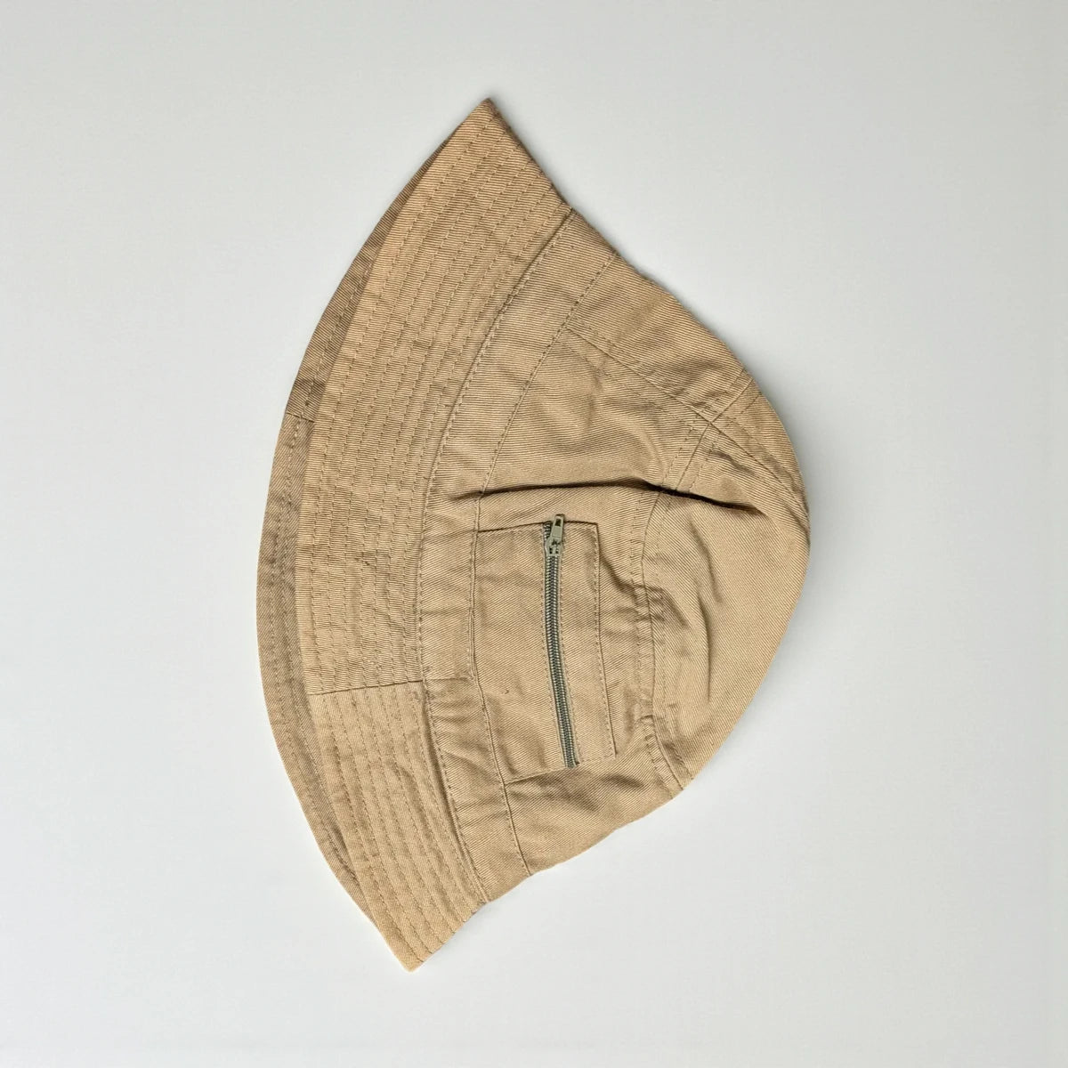 Bucket hat vintage beige sabbia con taschino laterale utility
