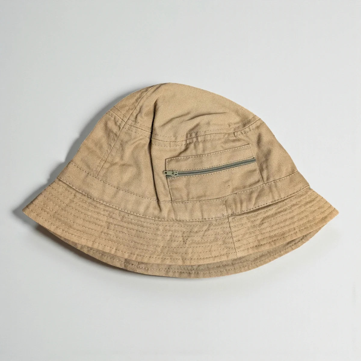 Bucket hat vintage beige sabbia con taschino laterale utility