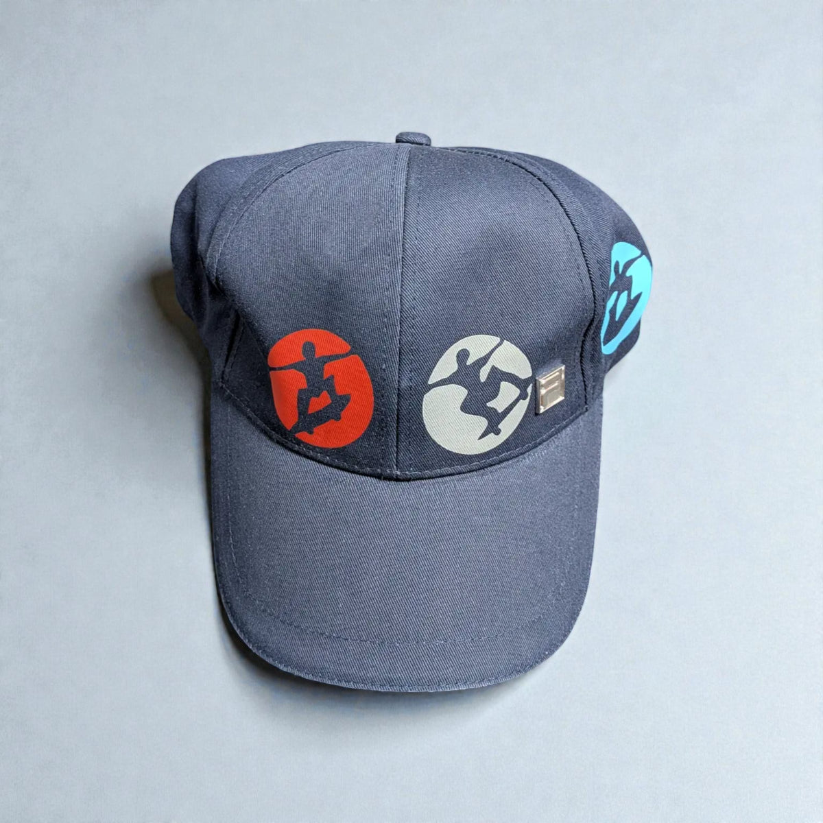 Cappello in cotone con grafiche skaters