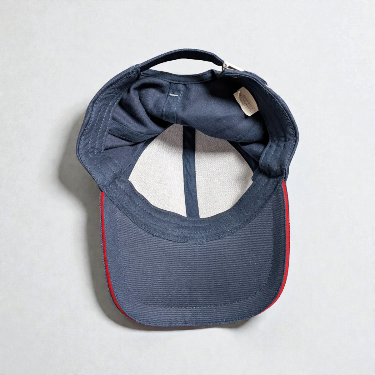 Cappello in cotone con grafiche skaters