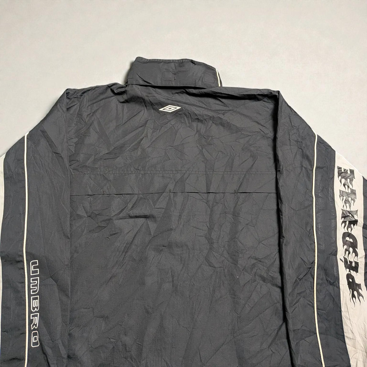 Umbro windbreaker Y2K con cappuccio estraibile e grafica flame - L