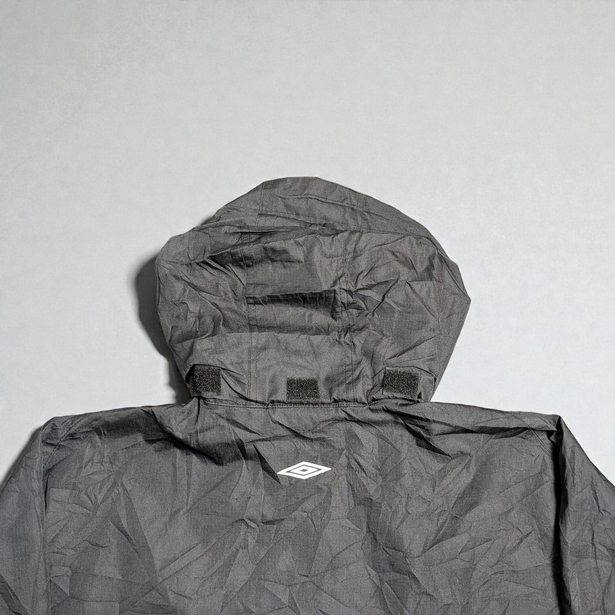 Umbro windbreaker Y2K con cappuccio estraibile e grafica flame - L