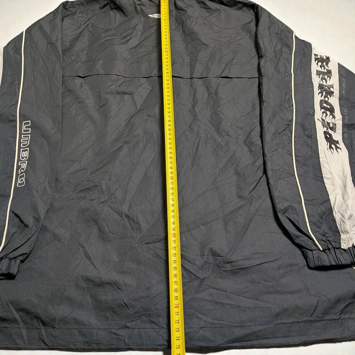 Umbro windbreaker Y2K con cappuccio estraibile e grafica flame - L