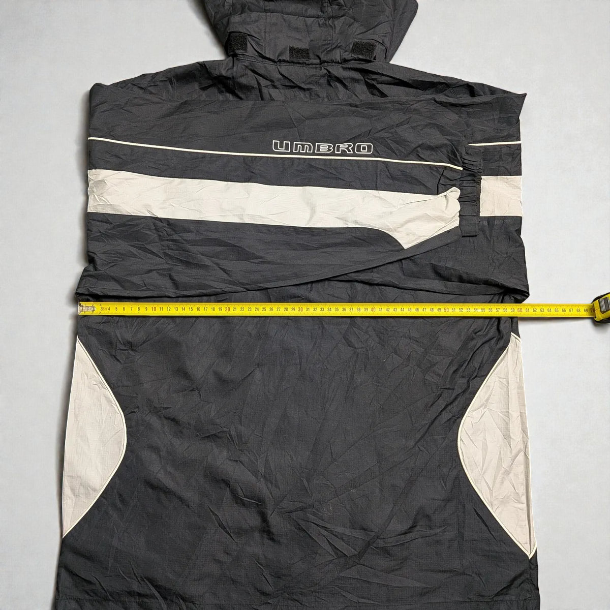 Umbro windbreaker Y2K con cappuccio estraibile e grafica flame - L