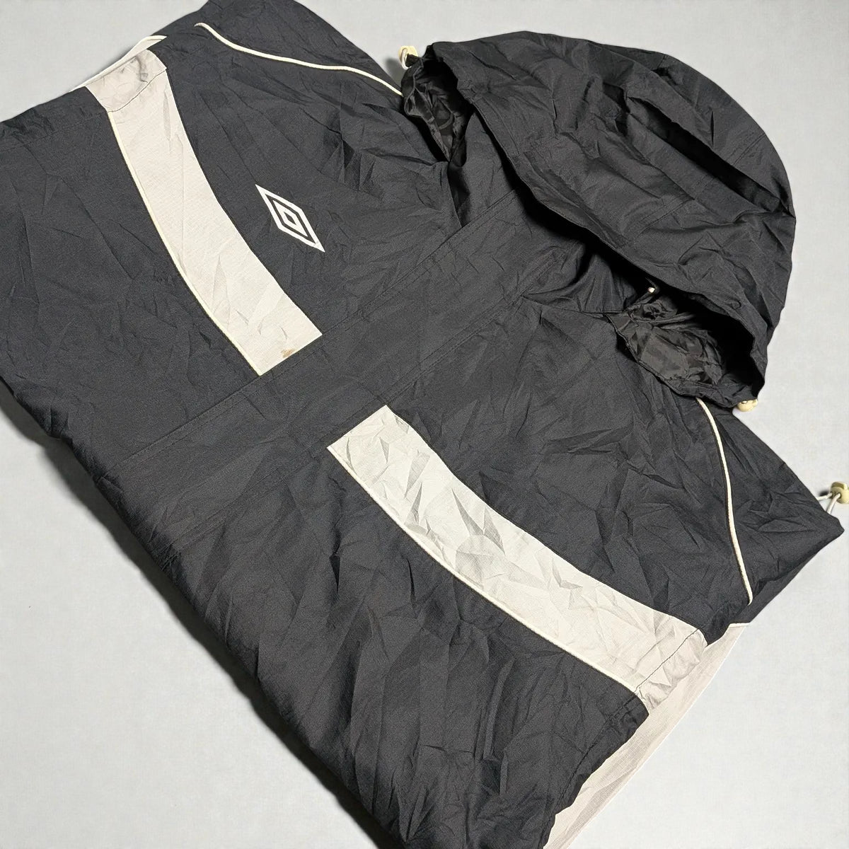 Umbro windbreaker Y2K con cappuccio estraibile e grafica flame - L