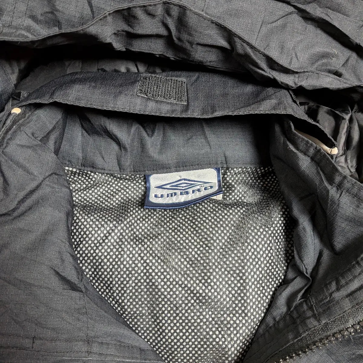 Umbro windbreaker Y2K con cappuccio estraibile e grafica flame - L