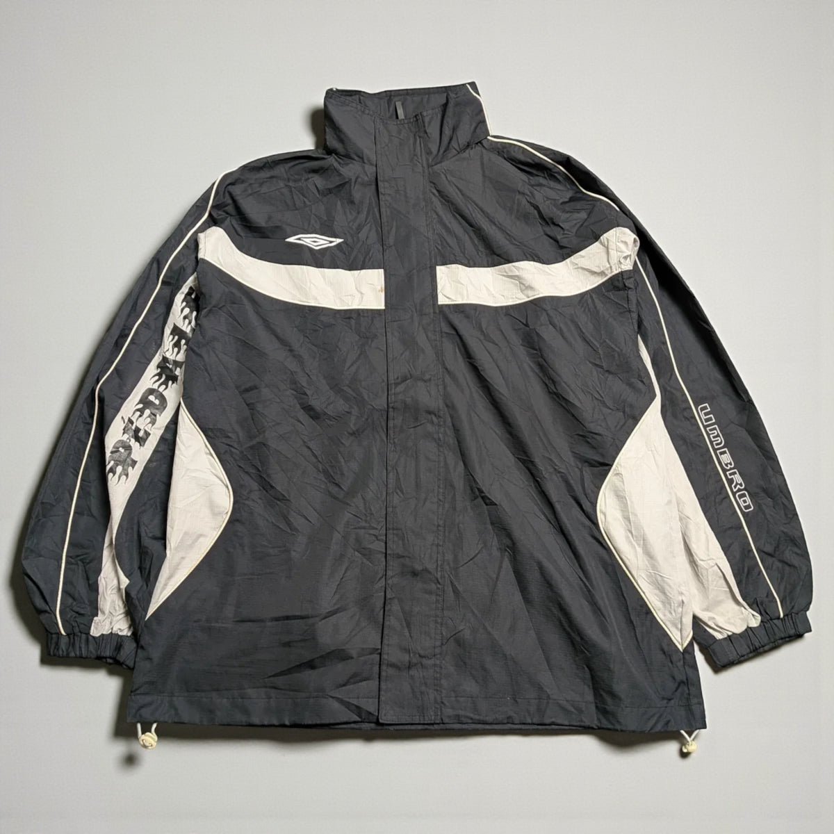 Umbro windbreaker Y2K con cappuccio estraibile e grafica flame - L