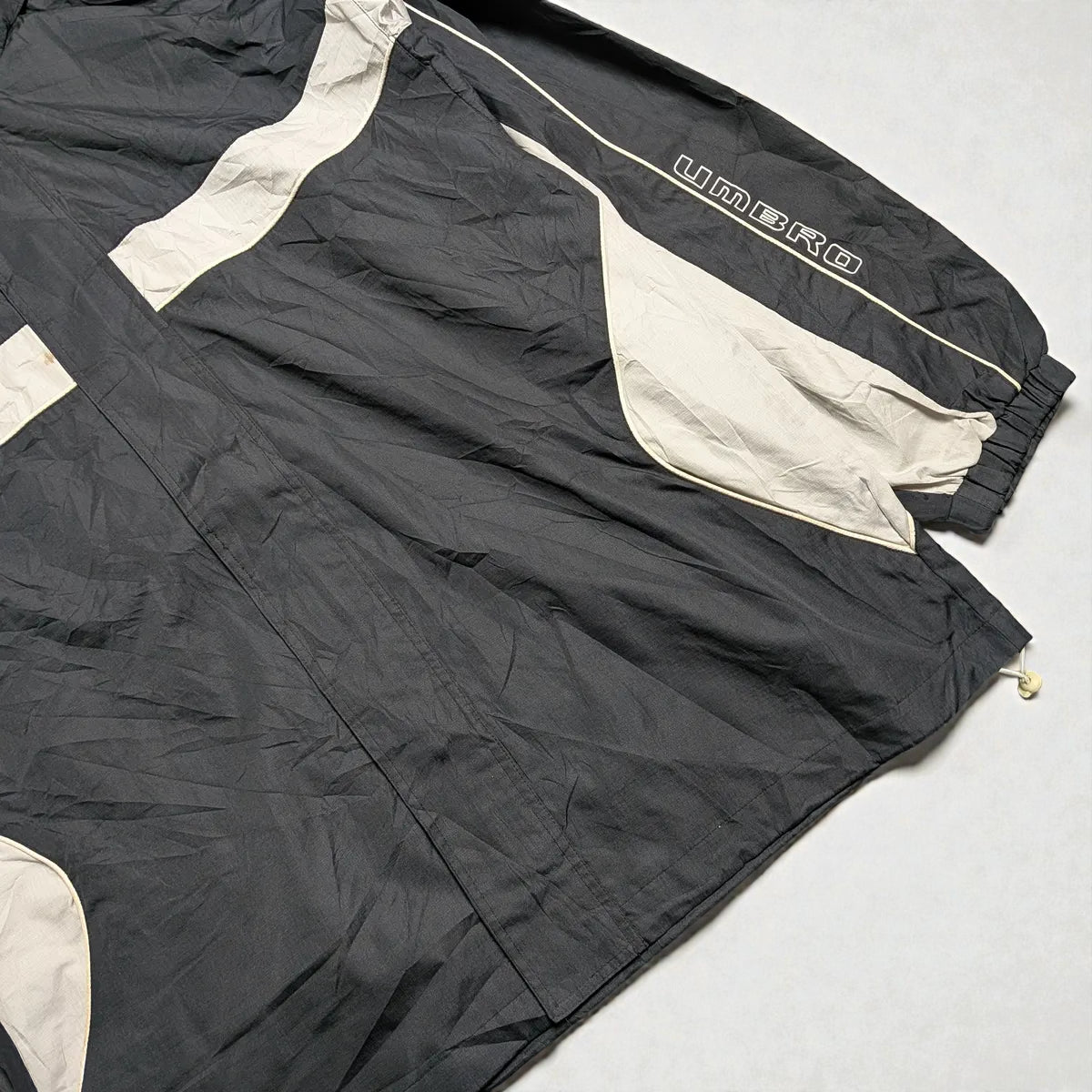 Umbro windbreaker Y2K con cappuccio estraibile e grafica flame - L