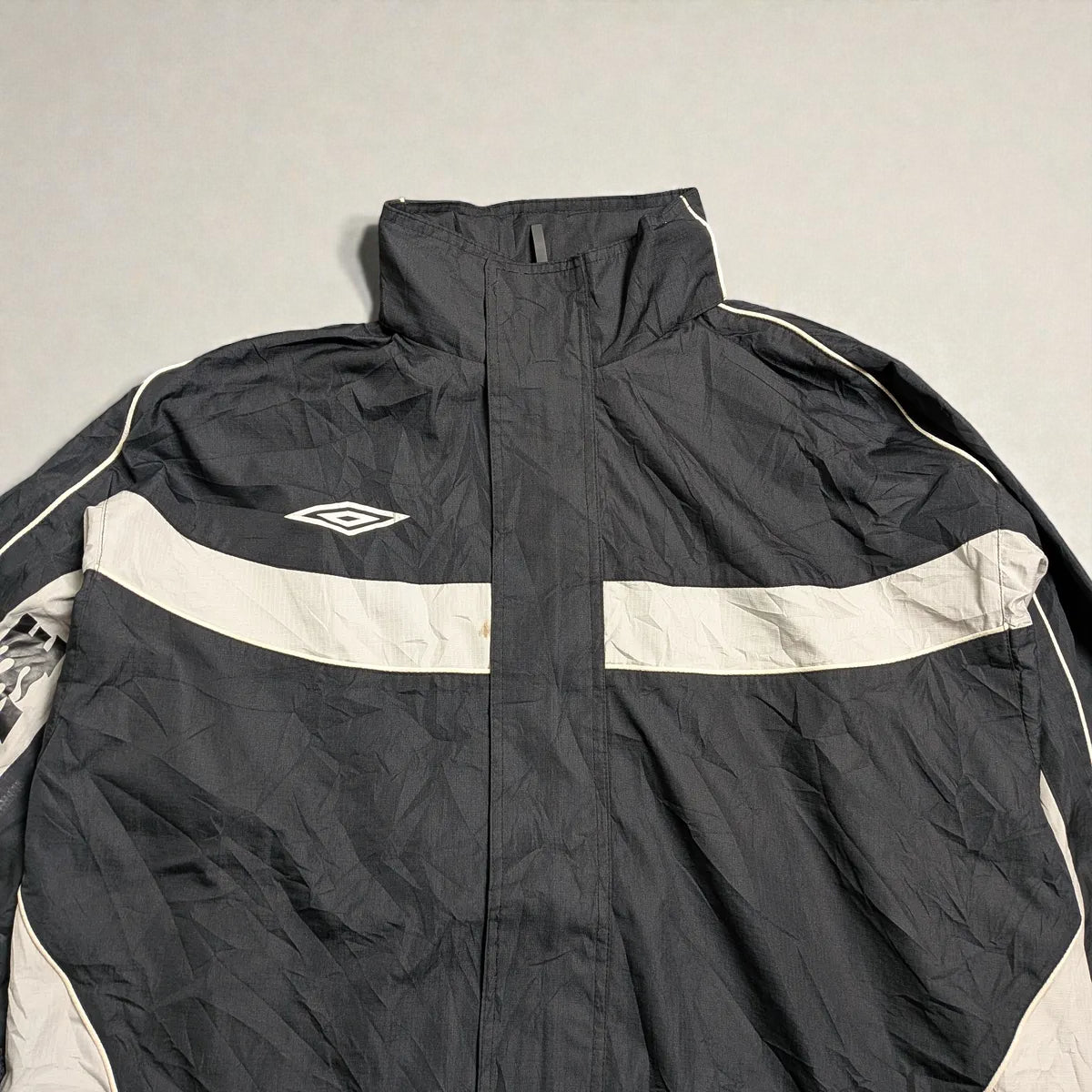 Umbro windbreaker Y2K con cappuccio estraibile e grafica flame - L