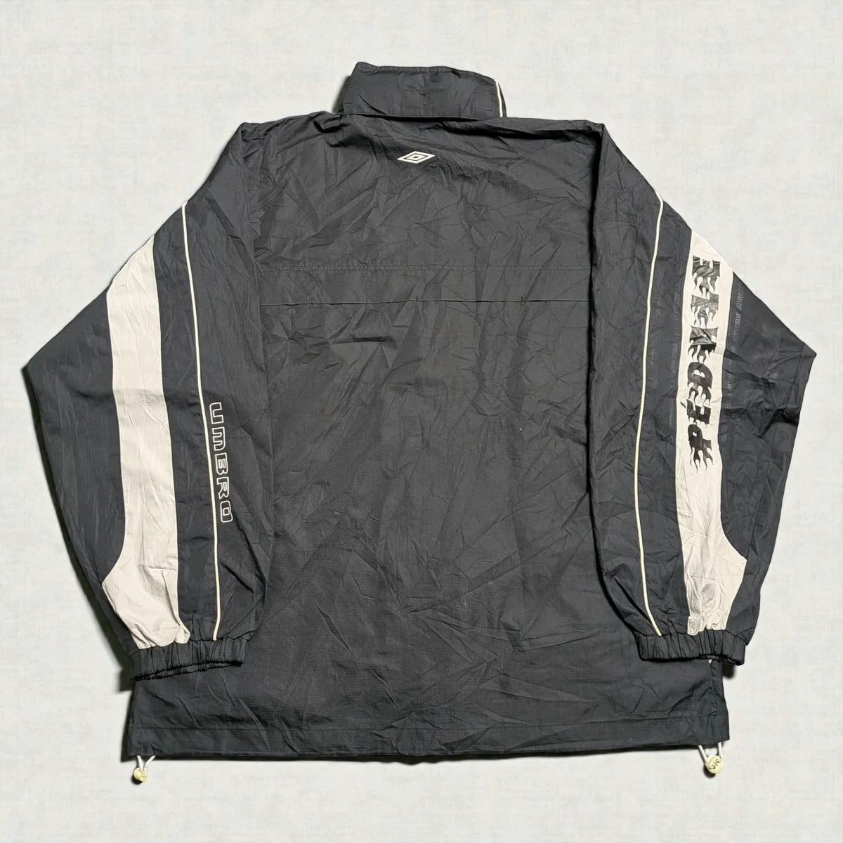 Umbro windbreaker Y2K con cappuccio estraibile e grafica flame - L