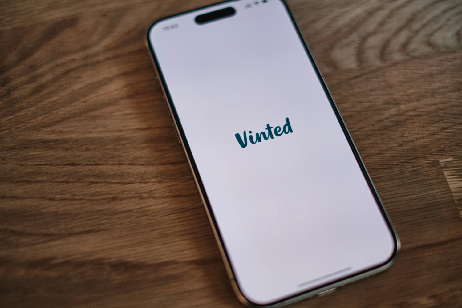 Telefono con logo Vinted